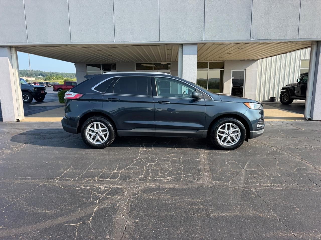 Certified 2024 Ford Edge SEL w/ Convenience Package AWD/4WD image 2