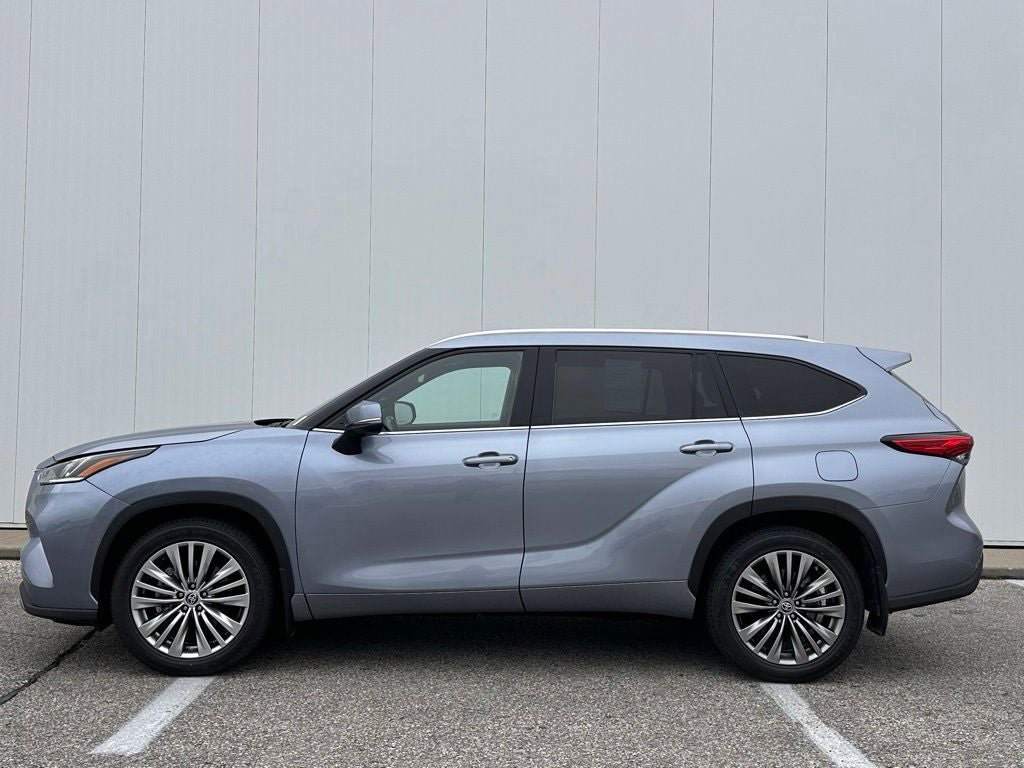 Used 2021 Toyota Highlander Platinum AWD/4WD image 2