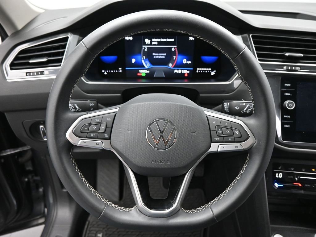 Used 2023 Volkswagen Tiguan SE w/ Panoramic Sunroof Package image 39