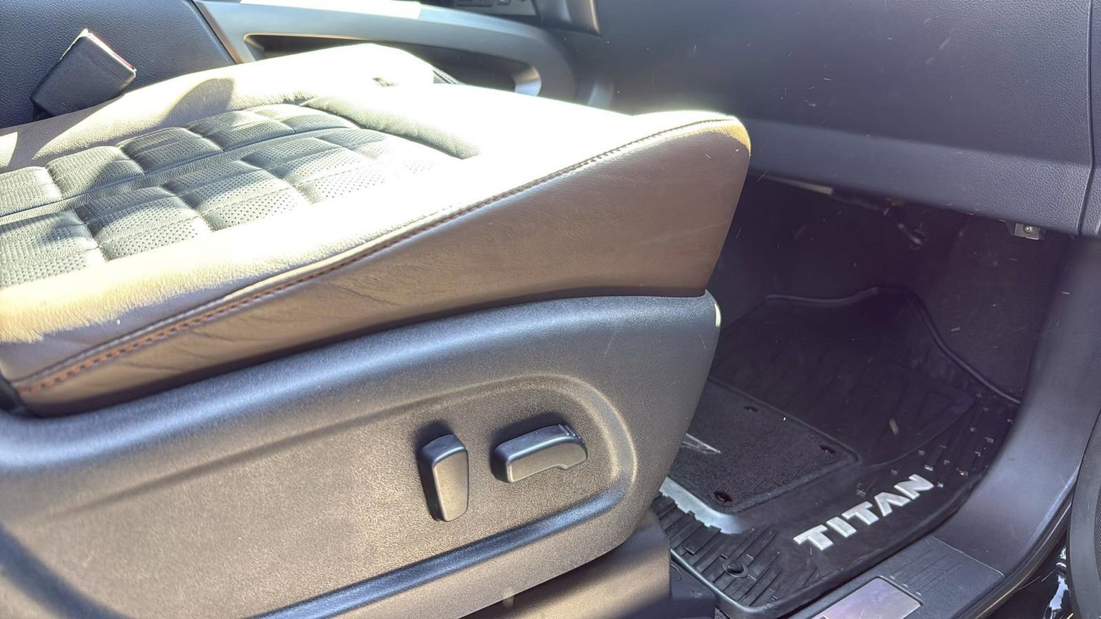 Used 2017 Nissan Titan Platinum Reserve image 21