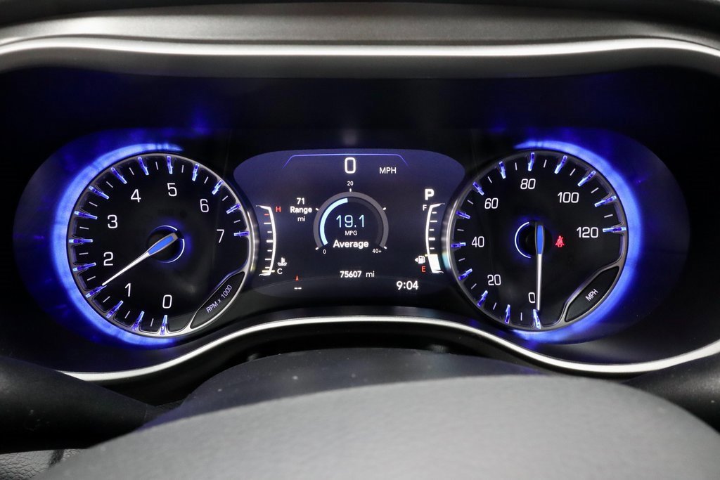 Used 2023 Chrysler Pacifica Touring-L image 29