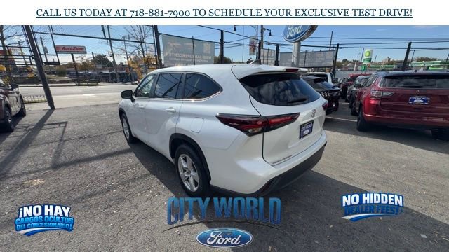Used 2024 Toyota Highlander LE FWD image 3