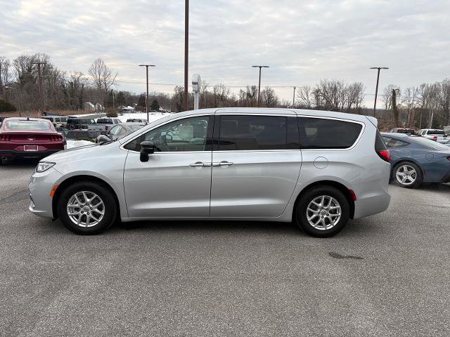Used 2024 Chrysler Pacifica Touring-L image 2