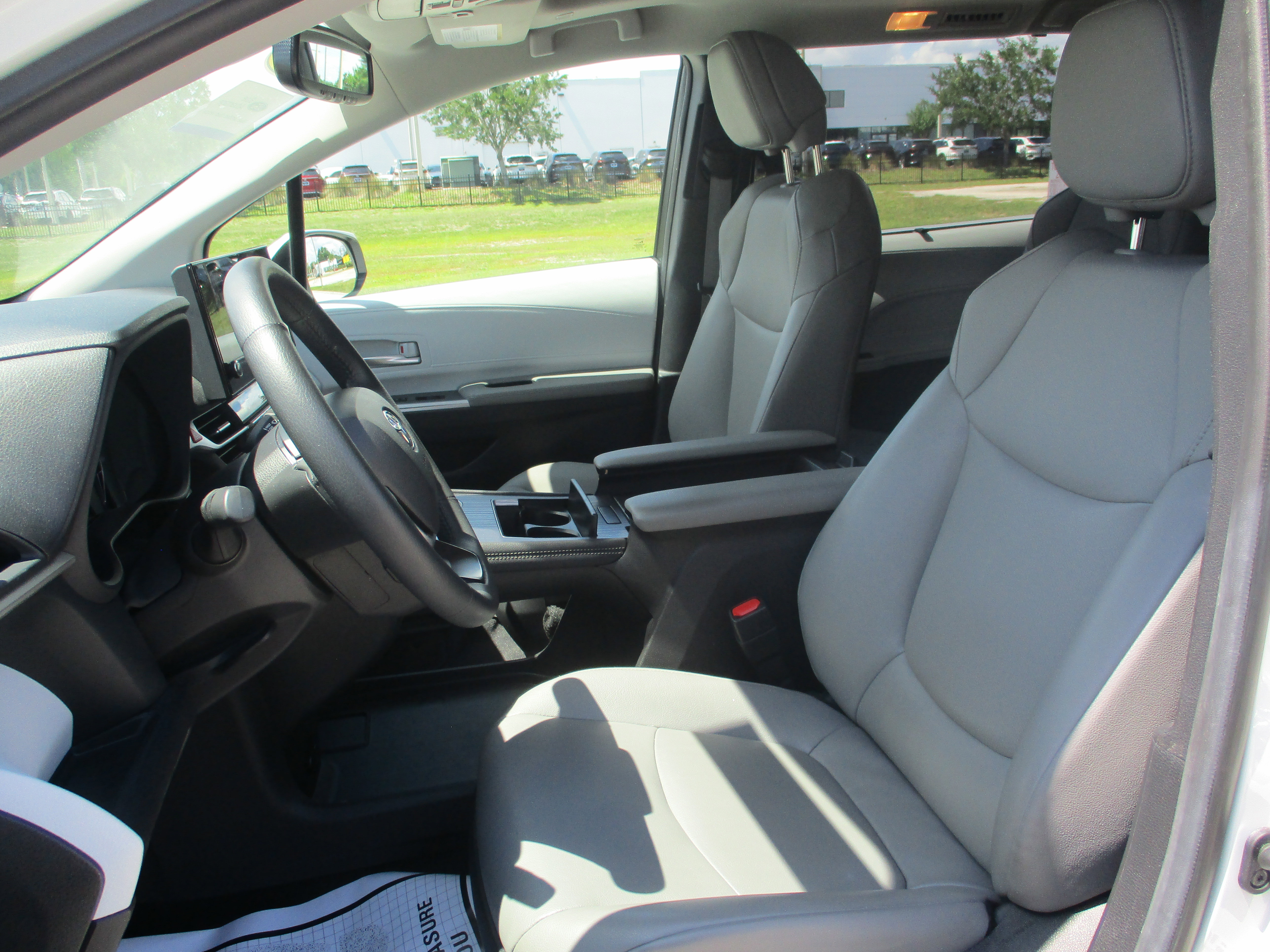 Used 2025 Toyota Sienna XLE FWD image 10
