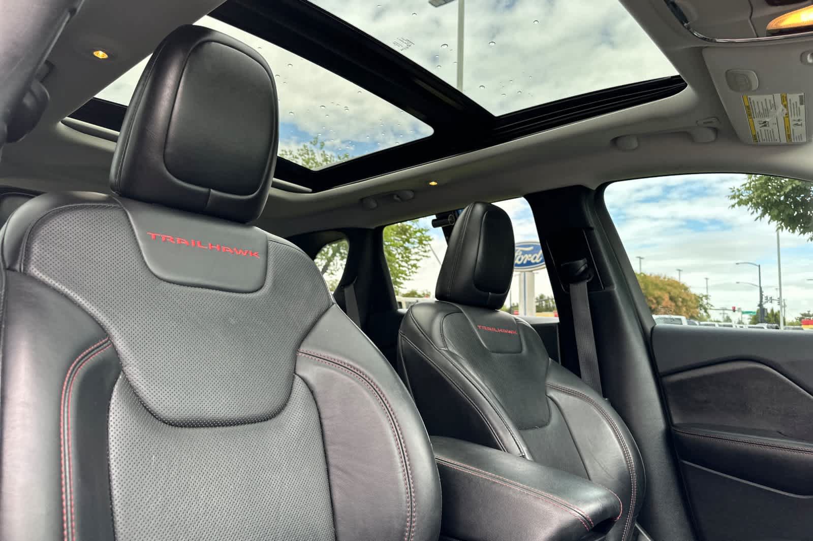 Used 2019 Jeep Cherokee Trailhawk AWD/4WD image 17