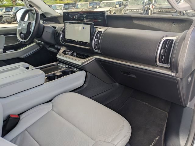 Certified 2025 Ford Expedition Max Platinum w/ Driver's Package AWD/4WD image 14
