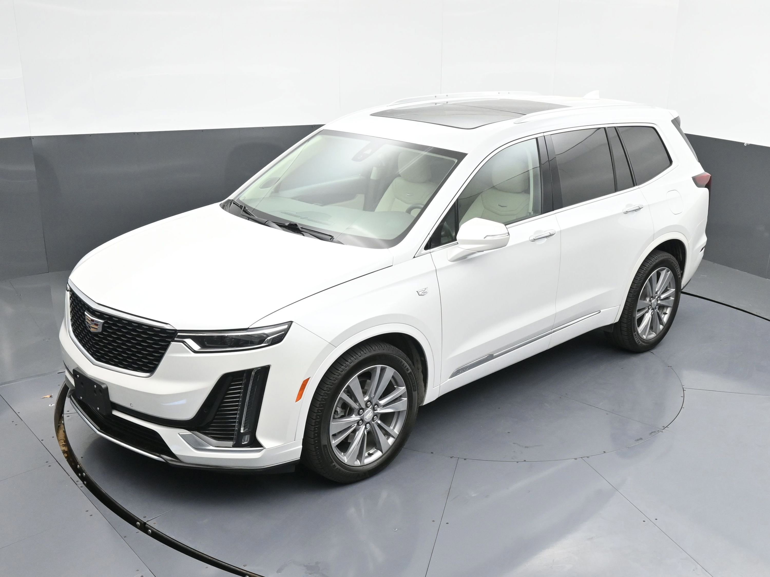 Used 2023 Cadillac XT6 Premium Luxury image 3