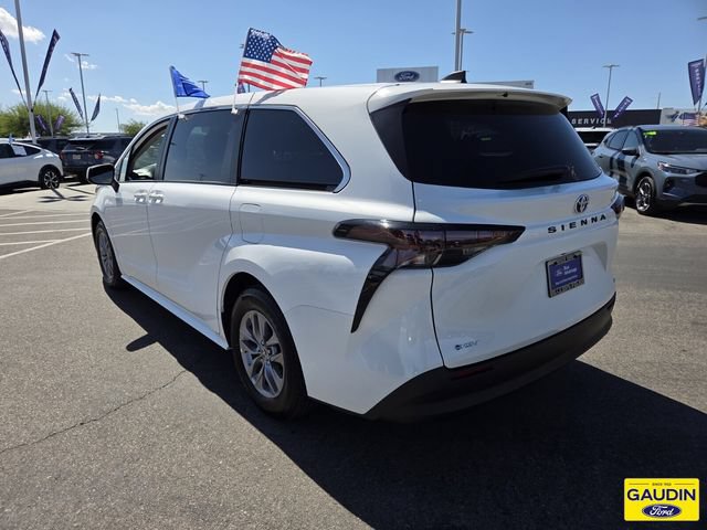 Used 2025 Toyota Sienna LE FWD image 5