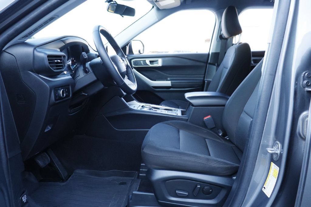 Certified 2024 Ford Explorer XLT RWD image 4