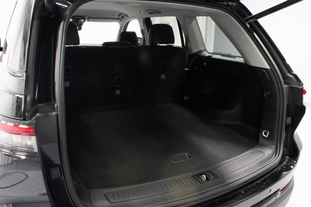 Used 2023 Jeep Grand Cherokee Limited w/ Black Appearance Package AWD/4WD image 12