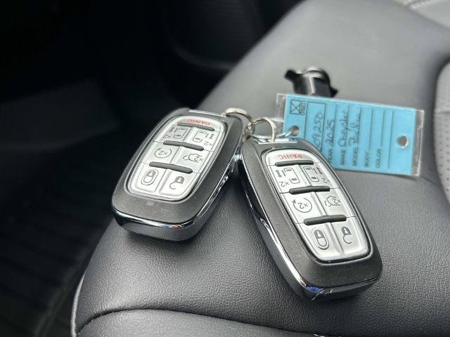 Used 2025 Chrysler Pacifica Select FWD image 35