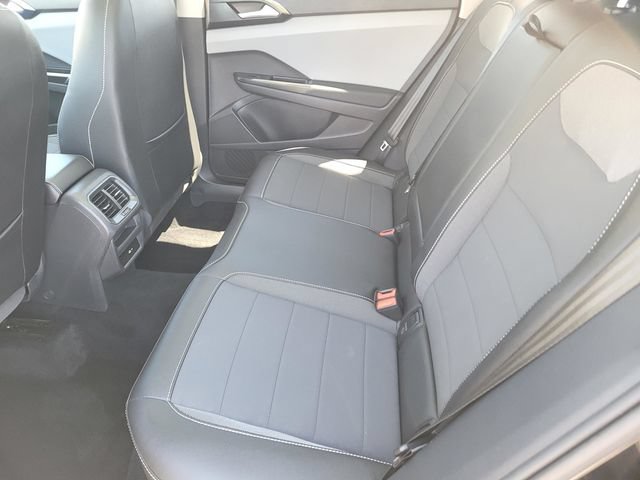 Used 2022 Volkswagen Taos SE w/ Panoramic Sunroof Package FWD image 12