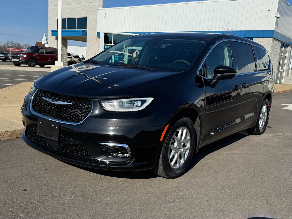 Used 2023 Chrysler Pacifica Touring-L FWD image 4