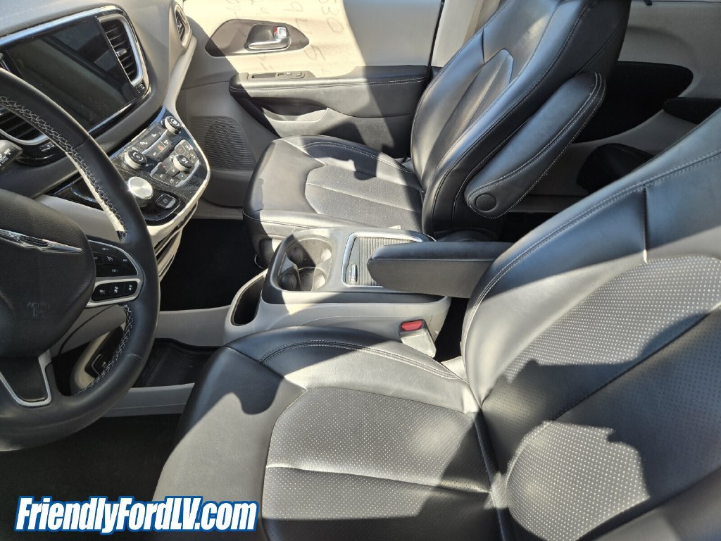 Used 2023 Chrysler Pacifica Touring-L FWD image 5