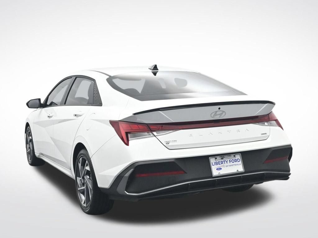 Used 2025 Hyundai Elantra SEL FWD image 9