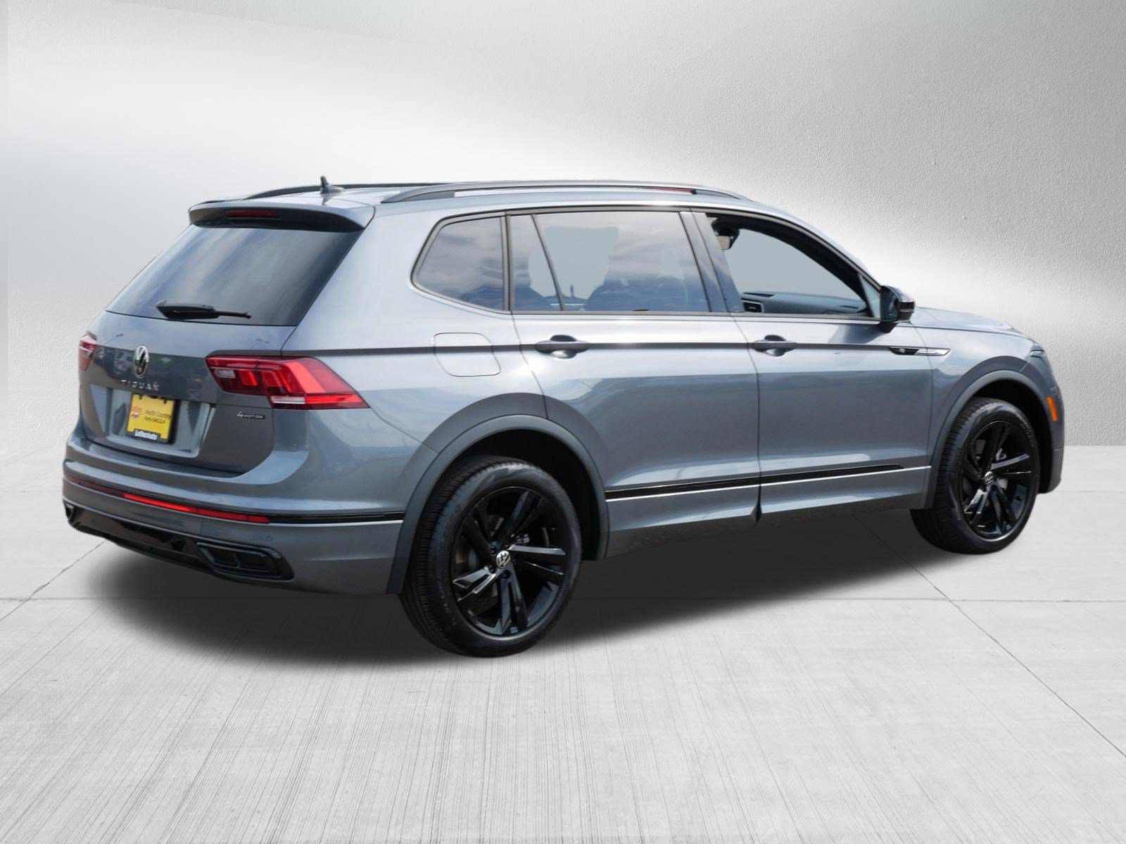 Used 2023 Volkswagen Tiguan SE R-Line AWD/4WD image 7