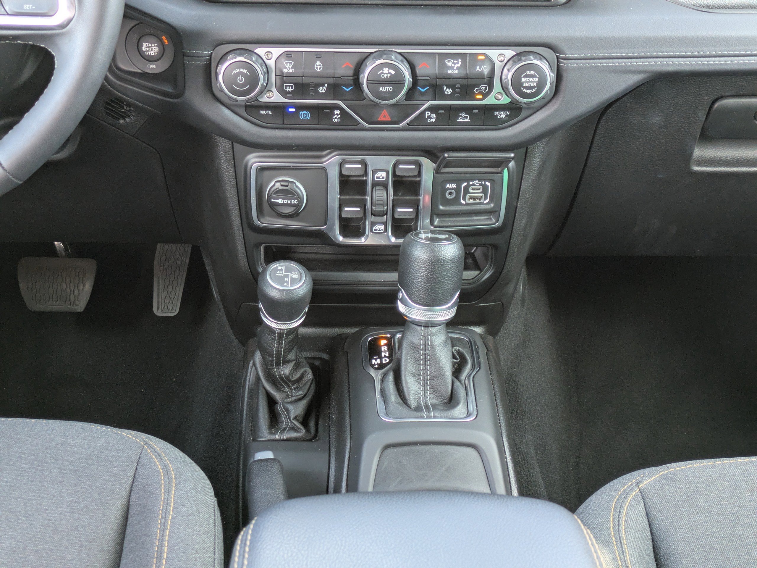 Used 2025 Jeep Wrangler Unlimited Sahara w/ Safety Group AWD/4WD image 18