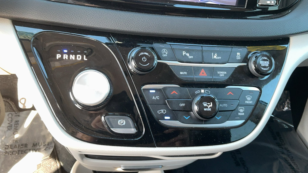 Used 2024 Chrysler Pacifica Touring-L FWD image 22
