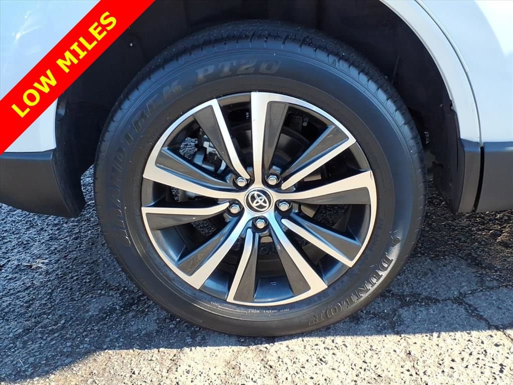 Used 2021 Toyota Venza LE w/ Carpet Mat Package (TMS) image 8