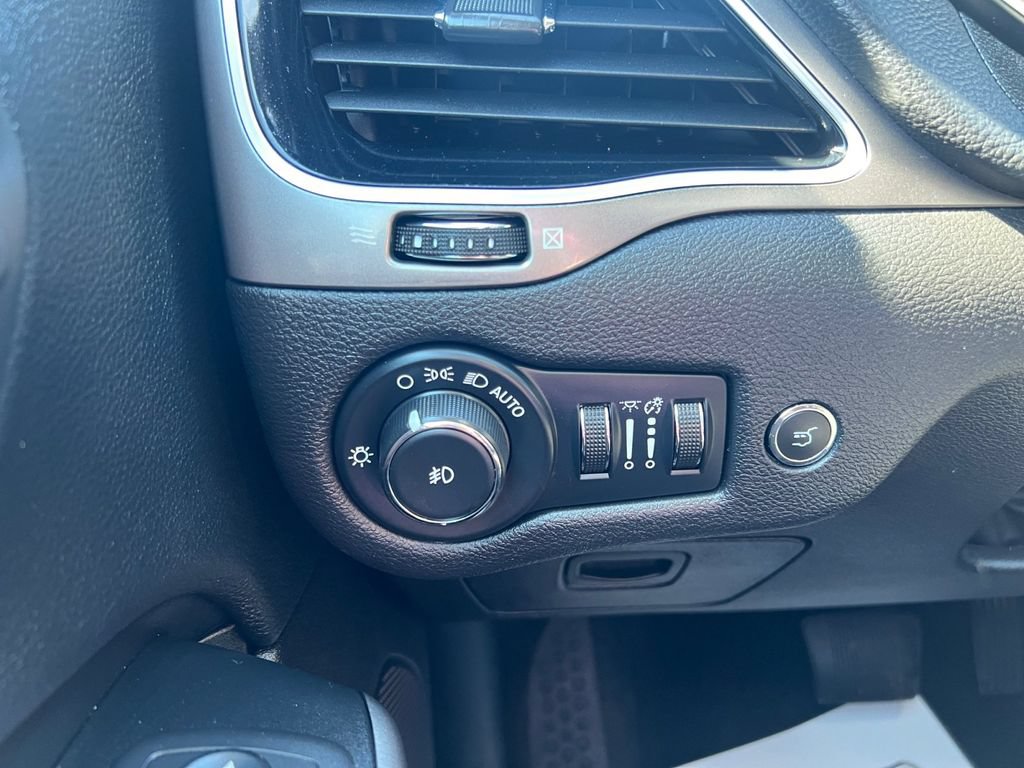Used 2020 Jeep Cherokee Limited AWD/4WD image 31