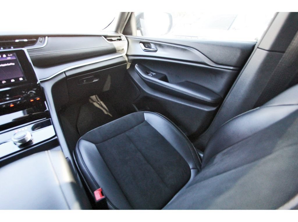 Used 2024 Jeep Grand Cherokee Altitude RWD image 13