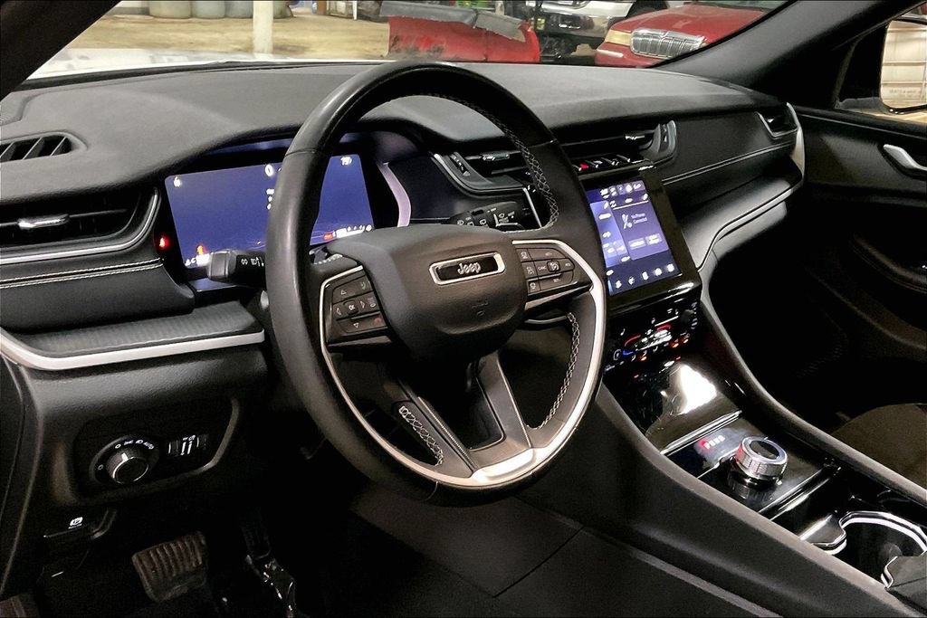 Used 2023 Jeep Grand Cherokee Altitude AWD/4WD image 13