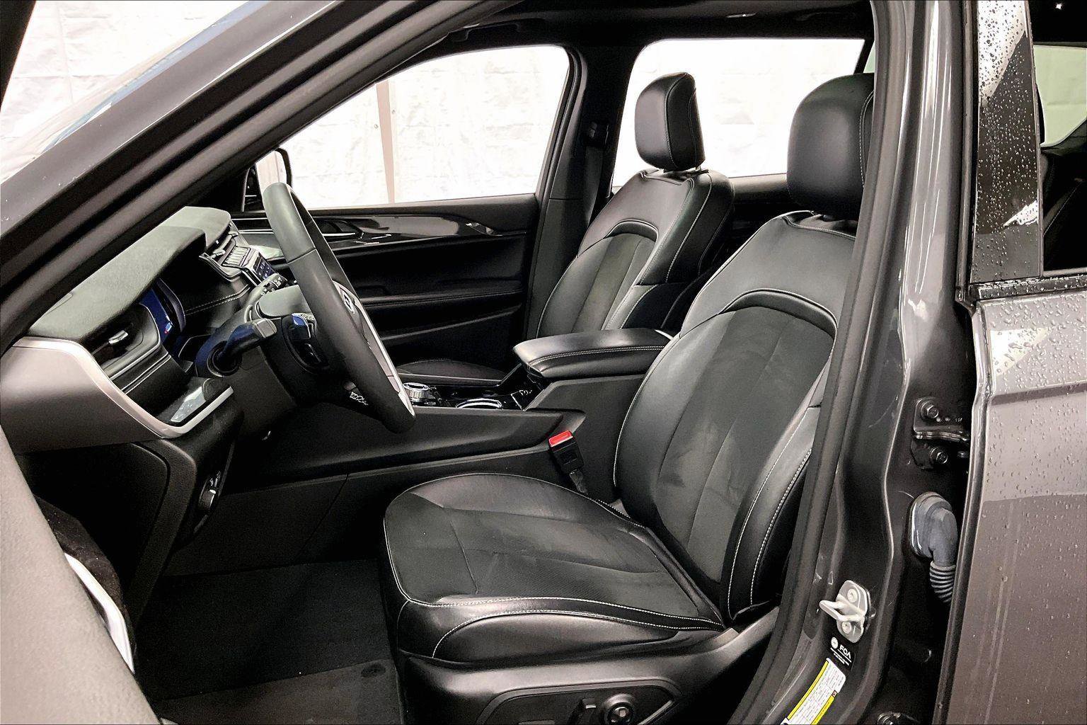 Used 2023 Jeep Grand Cherokee L Laredo image 24