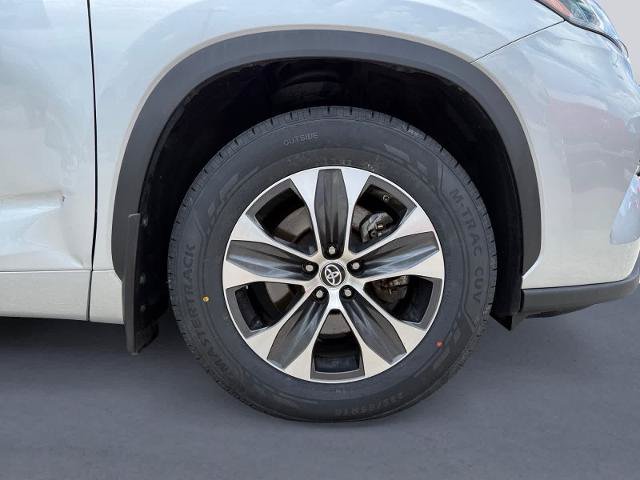 Used 2023 Toyota Highlander XLE AWD/4WD image 9