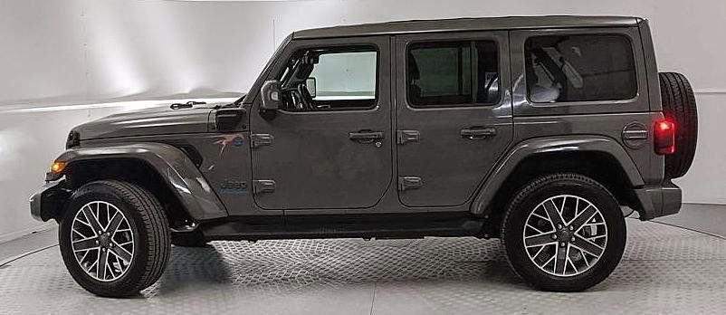 Used 2023 Jeep Wrangler Unlimited Sahara AWD/4WD image 5