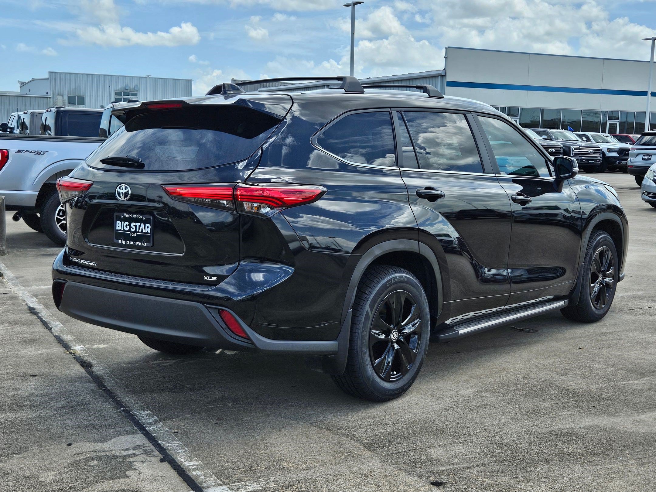 Used 2023 Toyota Highlander XLE FWD image 3