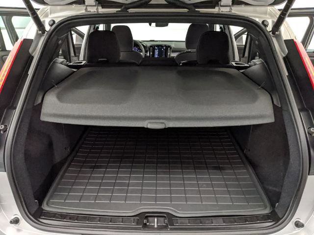 Used 2024 Volvo XC40 B5 Core image 17
