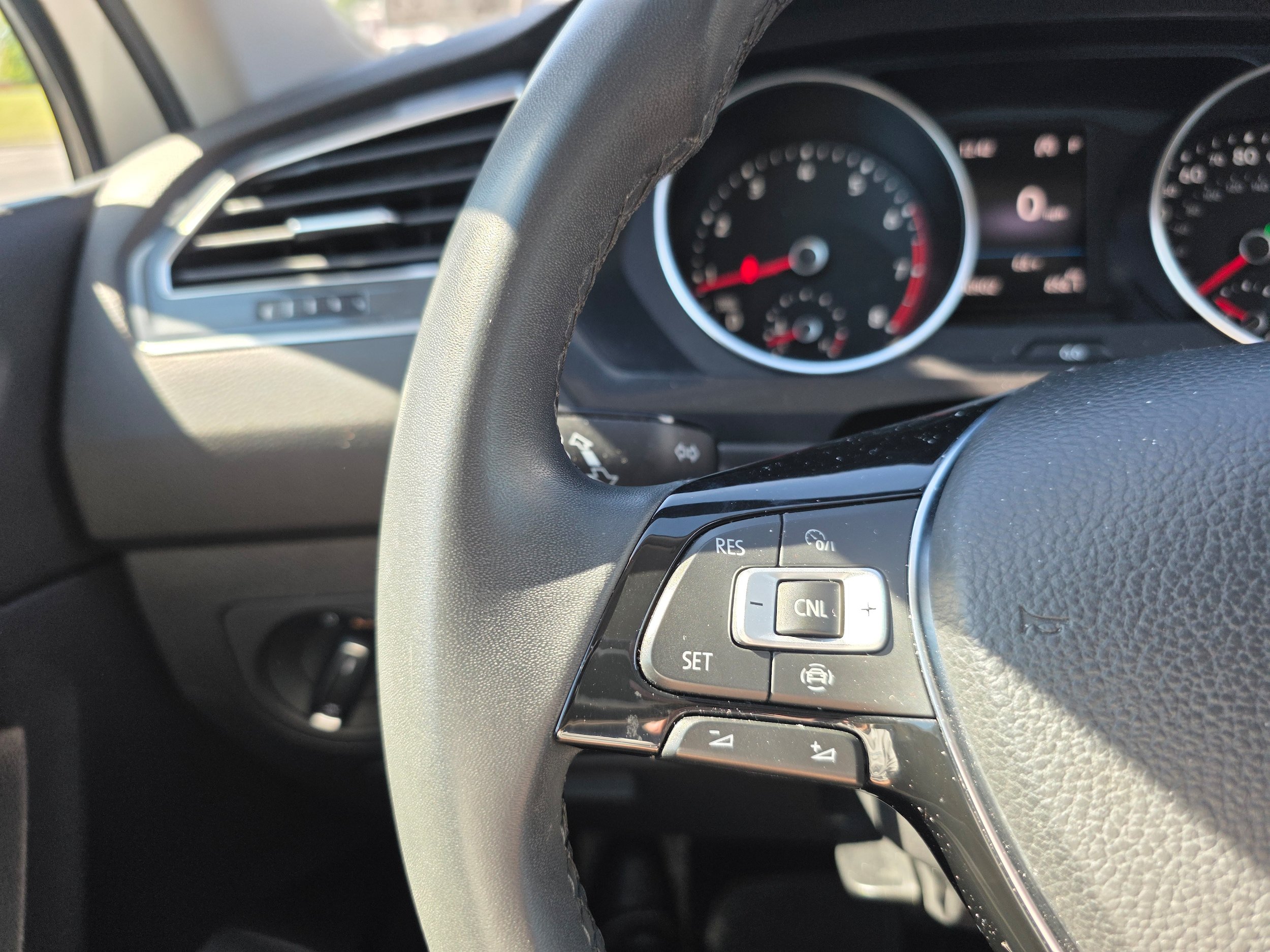 Used 2020 Volkswagen Tiguan SE w/ Panoramic Sunroof Package AWD/4WD image 15