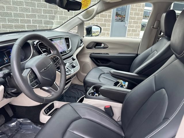 Used 2024 Chrysler Pacifica Limited FWD image 15