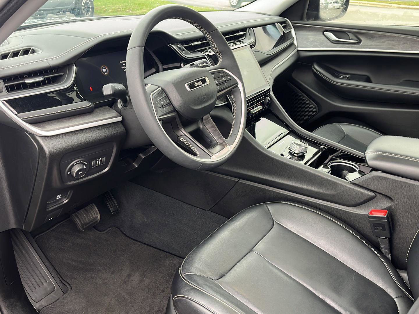 Used 2023 Jeep Grand Cherokee Limited w/ Black Appearance Package image 9