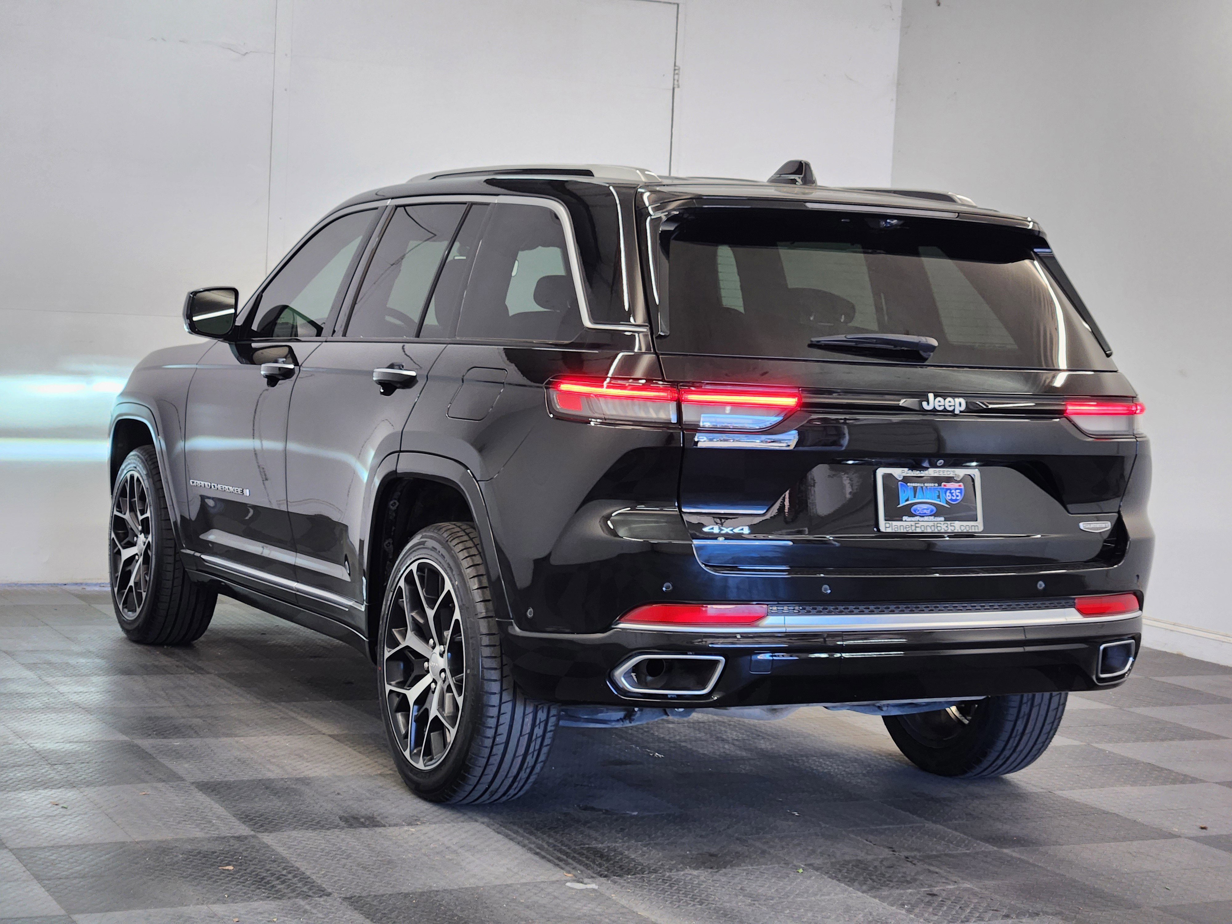 Used 2023 Jeep Grand Cherokee Summit image 2