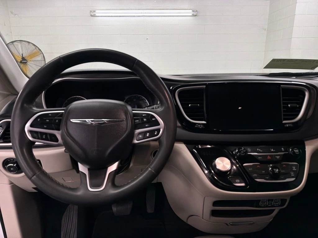 Used 2023 Chrysler Pacifica Touring-L FWD image 9