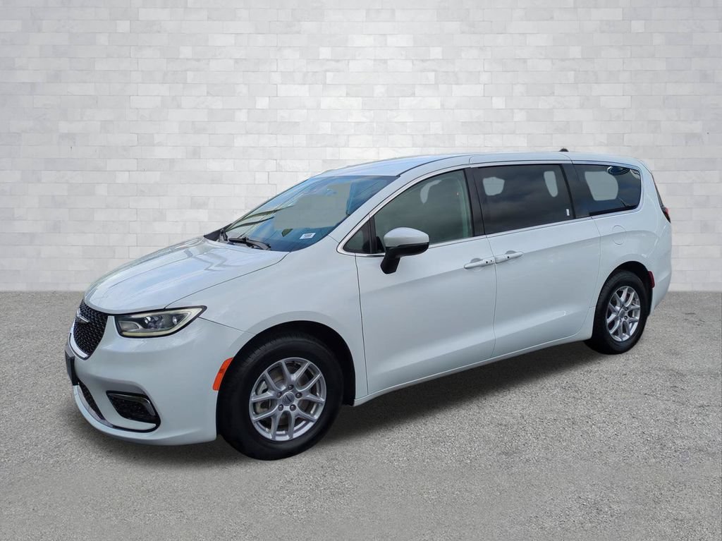 Used 2023 Chrysler Pacifica Touring-L FWD image 10