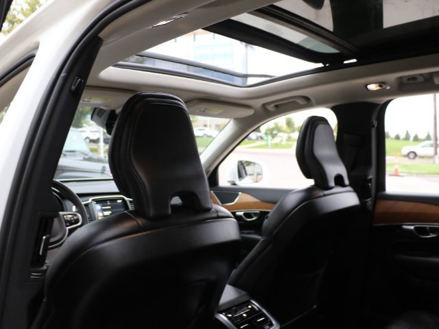 Used 2022 Volvo XC90 T6 Momentum w/ Climate Package AWD/4WD image 16