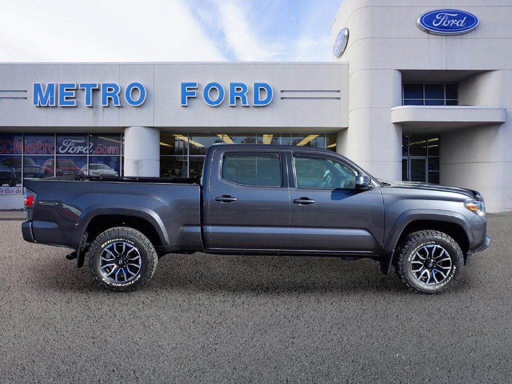 Used 2022 Toyota Tacoma TRD Sport AWD/4WD image 2