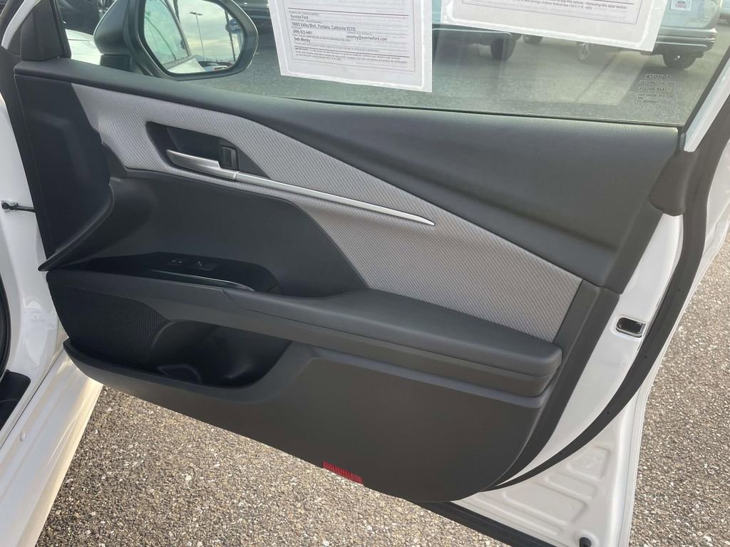 Used 2025 Toyota Camry SE image 28