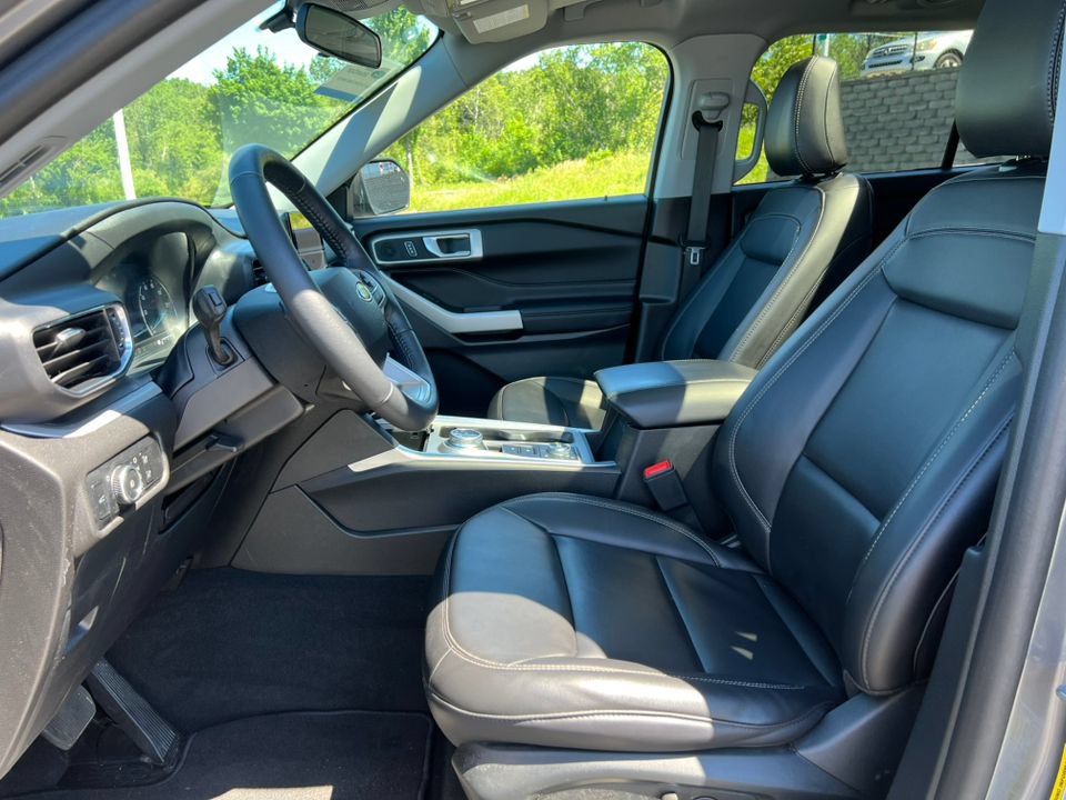 Certified 2023 Ford Explorer XLT w/ Equipment Group 202A AWD/4WD image 3