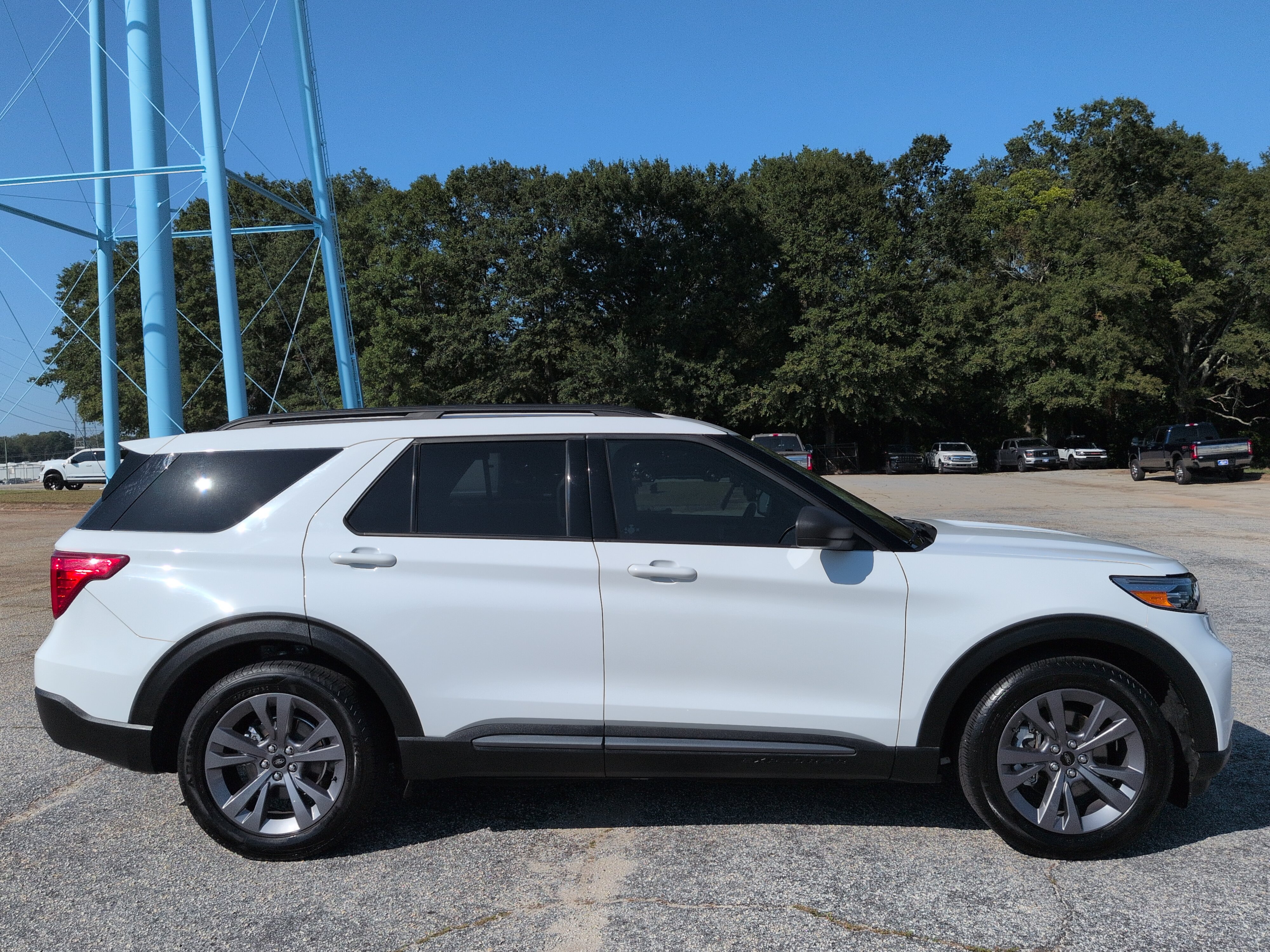 Certified 2021 Ford Explorer XLT w/ Equipment Group 202A RWD image 2