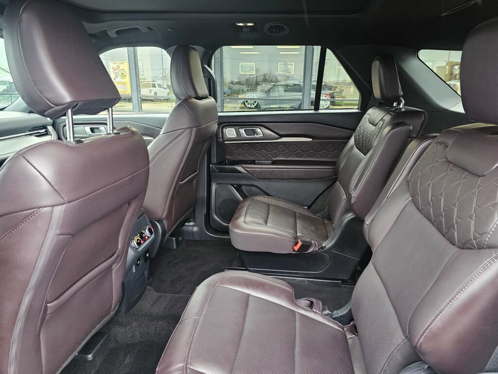 Certified 2025 Ford Explorer Platinum w/ LUX Leather Package image 13