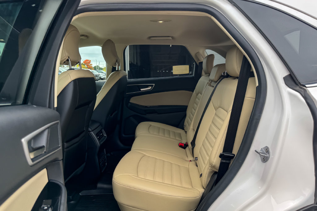 Certified 2018 Ford Edge SEL w/ Equipment Group 201A AWD/4WD image 21