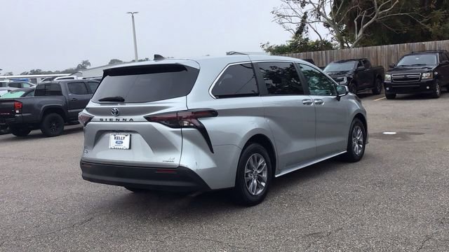 Used 2024 Toyota Sienna LE image 5