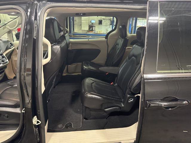 Used 2024 Chrysler Pacifica Touring-L image 25