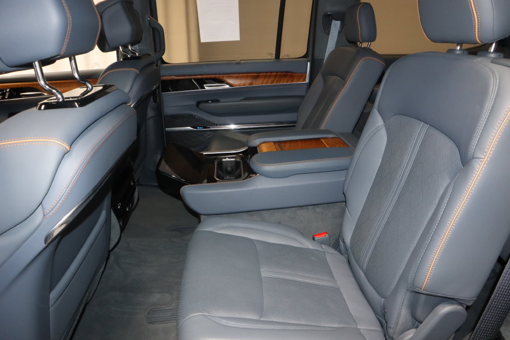 Used 2022 Jeep Grand Wagoneer Series II w/ Premium Group II AWD/4WD image 16