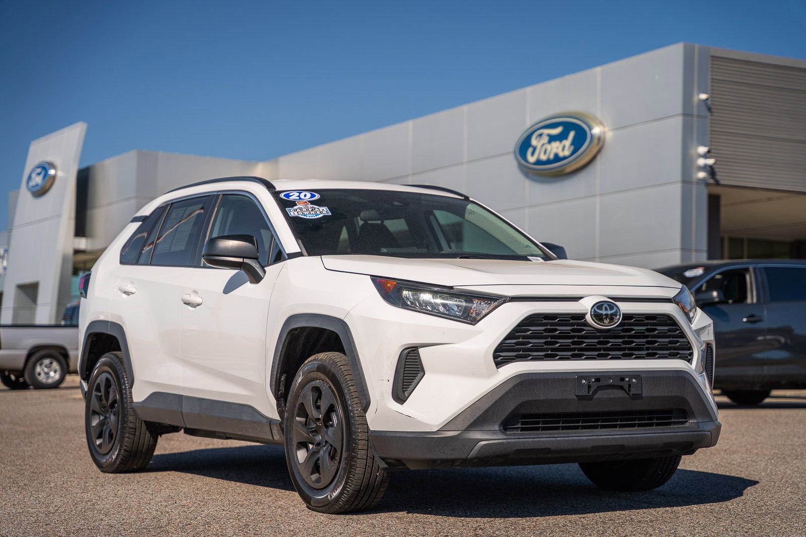 Used 2020 Toyota RAV4 LE FWD image 1