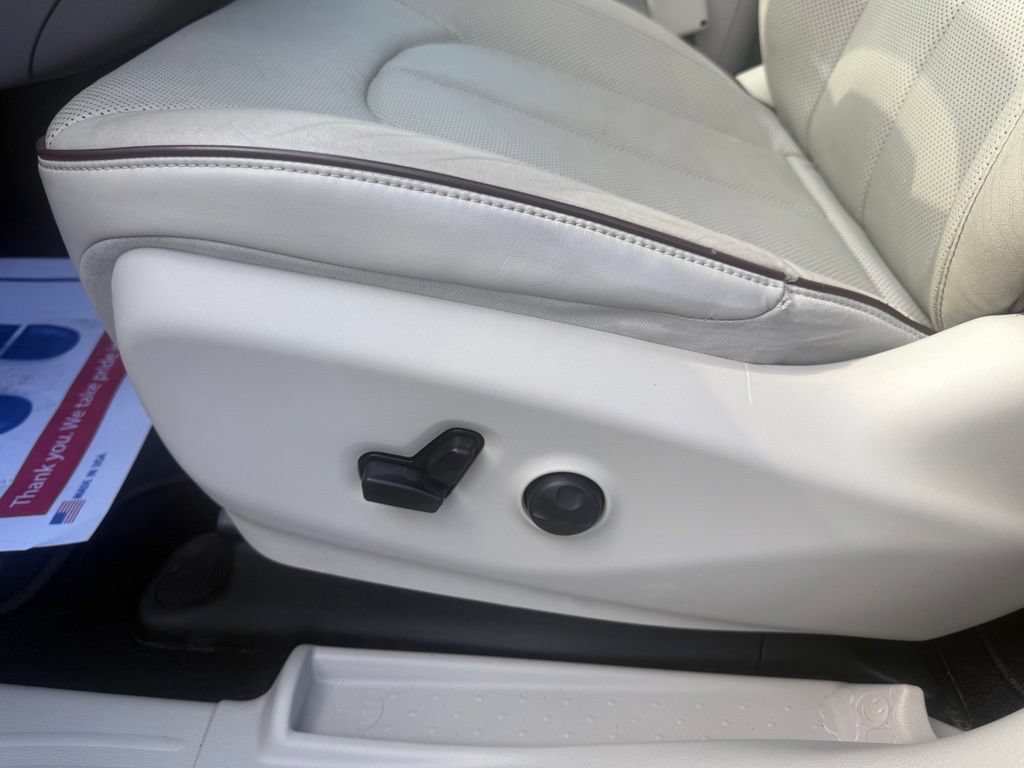Used 2018 Chrysler Pacifica Limited w/ Advanced Safetytec Group FWD image 17