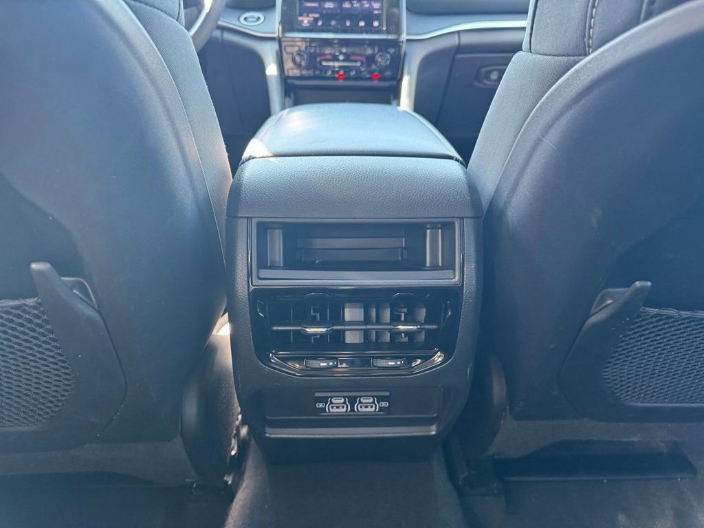 Used 2023 Jeep Grand Cherokee Laredo AWD/4WD image 10